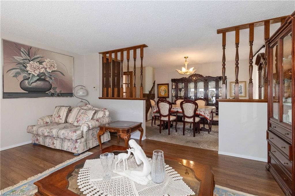 11 Sigurd Jensen Court, Brantford, ON - Indoor Photo Showing Living Room
