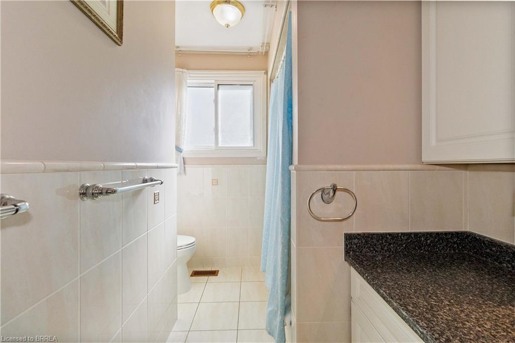 11 Sigurd Jensen Court, Brantford, ON - Indoor Photo Showing Bathroom