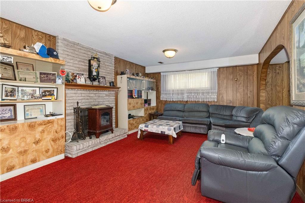 11 Sigurd Jensen Court, Brantford, ON - Indoor Photo Showing Living Room With Fireplace