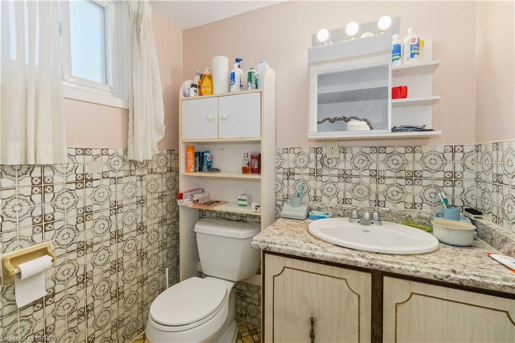 11 Sigurd Jensen Court, Brantford, ON - Indoor Photo Showing Bathroom