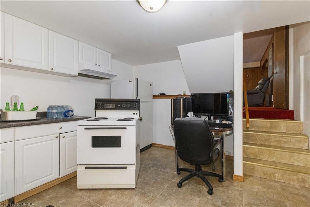 11 Sigurd Jensen Court, Brantford, ON - Indoor Photo Showing Kitchen