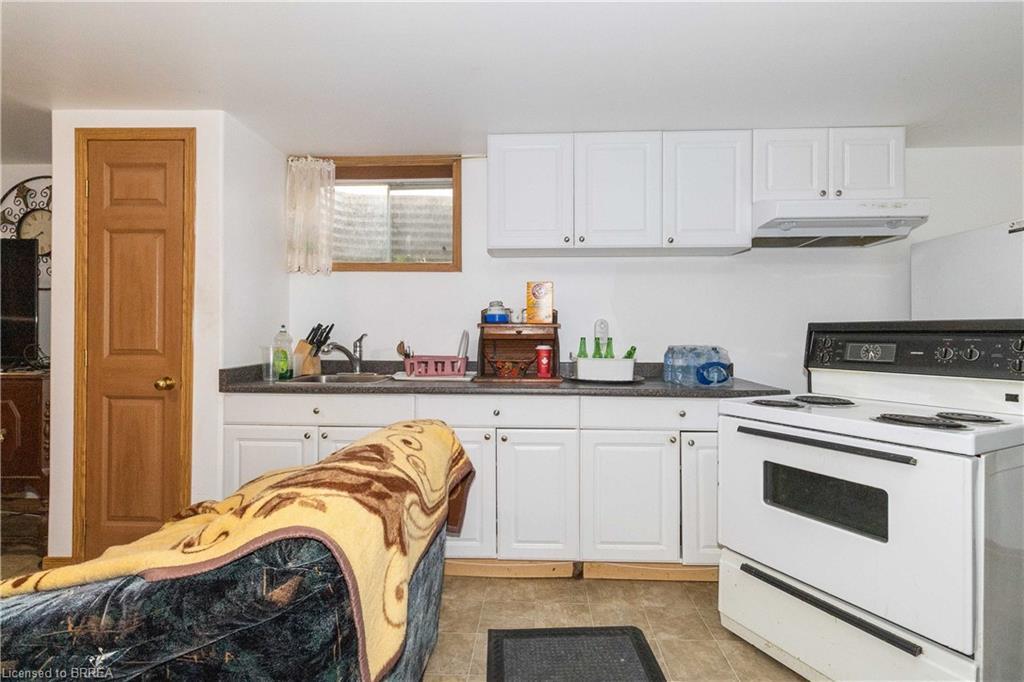 11 Sigurd Jensen Court, Brantford, ON - Indoor Photo Showing Kitchen