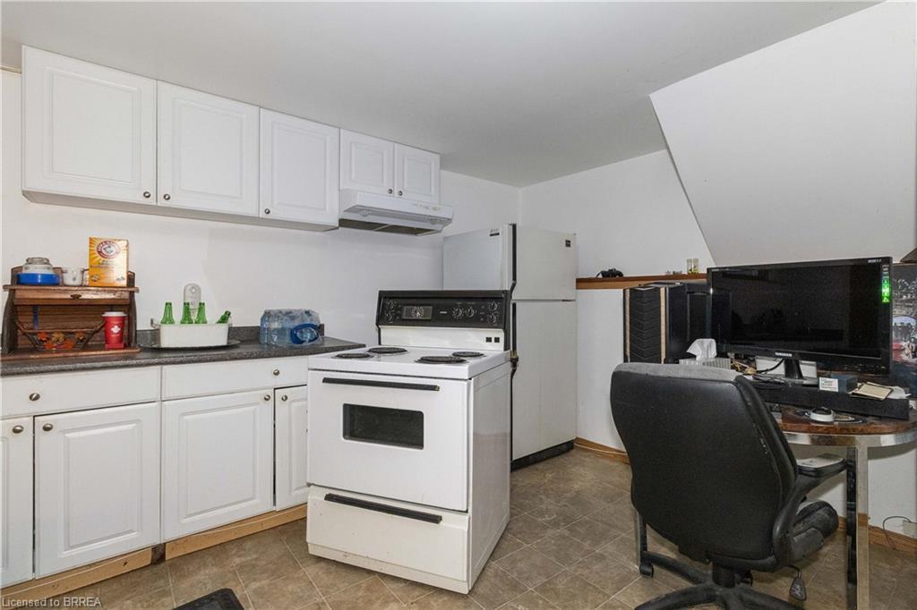 11 Sigurd Jensen Court, Brantford, ON - Indoor Photo Showing Kitchen