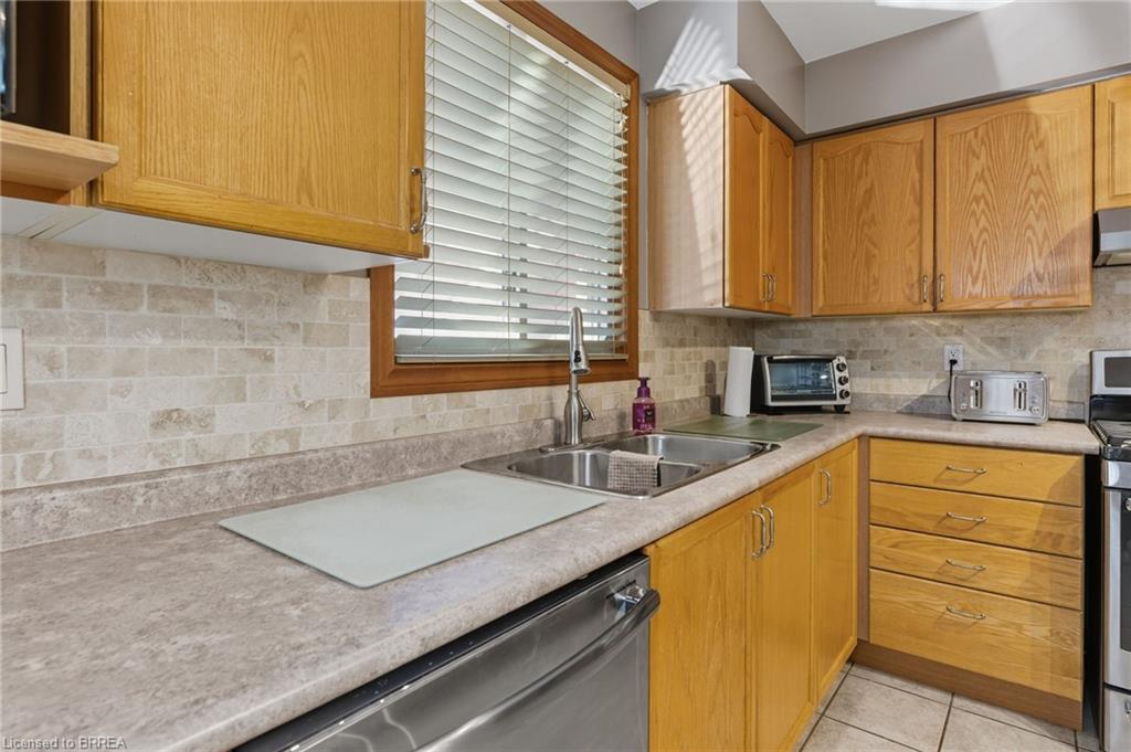 23 Garners Lane, Brantford, ON - Indoor Photo Showing Kitchen With Double Sink