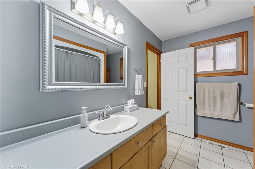 23 Garners Lane, Brantford, ON - Indoor Photo Showing Bathroom