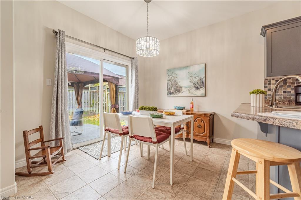 11 Irongate Drive, Paris, ON - Indoor Photo Showing Dining Room