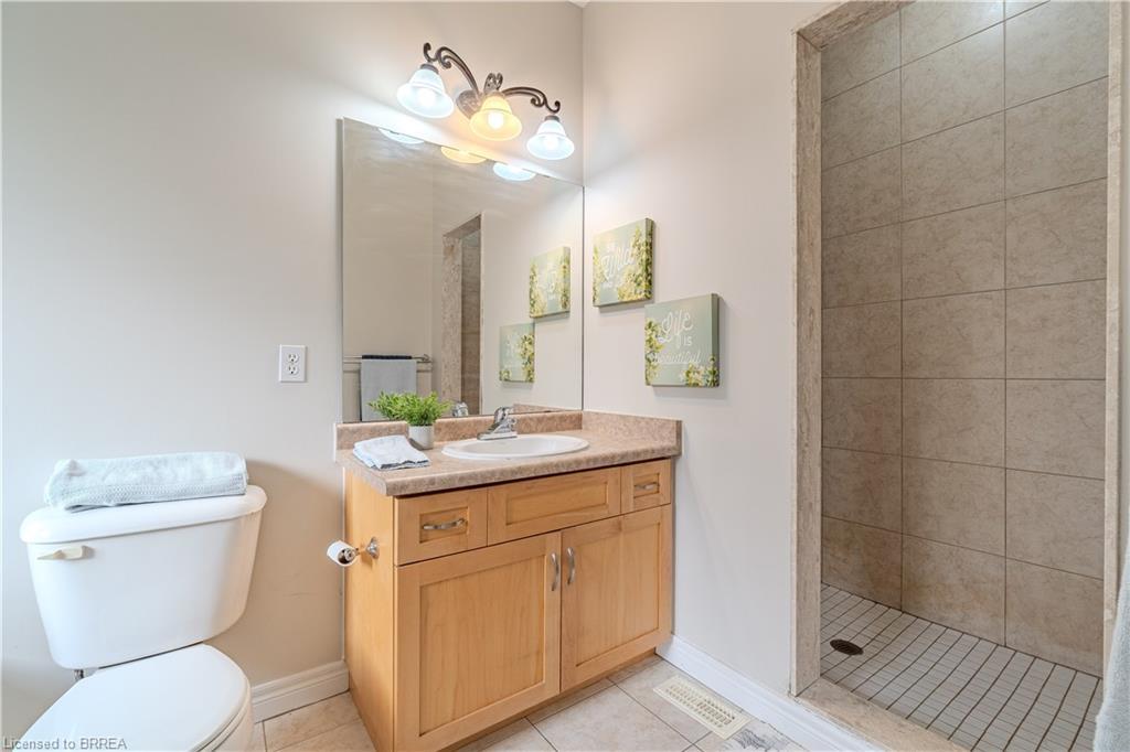 11 Irongate Drive, Paris, ON - Indoor Photo Showing Bathroom