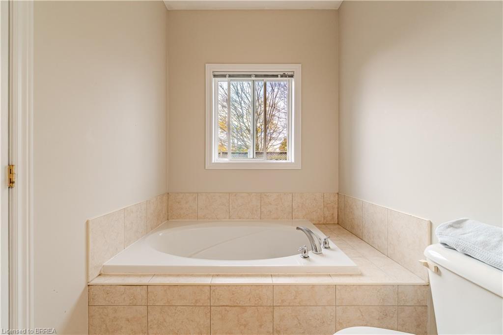 11 Irongate Drive, Paris, ON - Indoor Photo Showing Bathroom