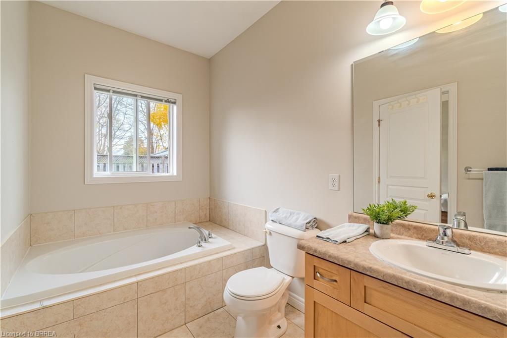 11 Irongate Drive, Paris, ON - Indoor Photo Showing Bathroom