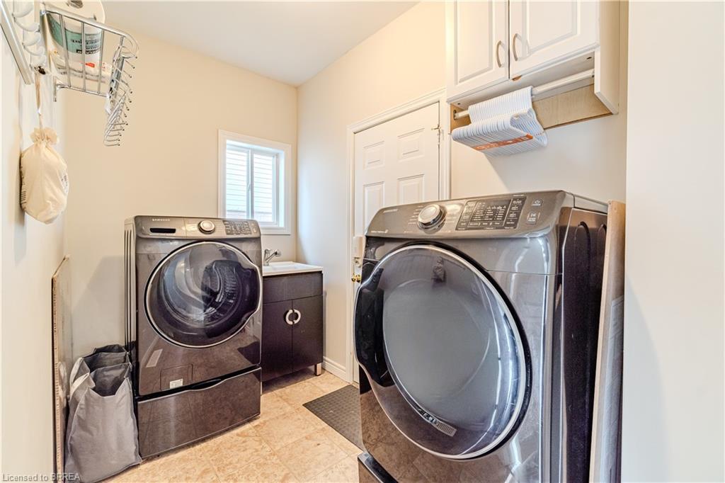 11 Irongate Drive, Paris, ON - Indoor Photo Showing Laundry Room