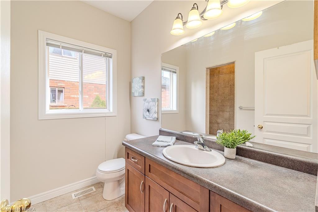 11 Irongate Drive, Paris, ON - Indoor Photo Showing Bathroom