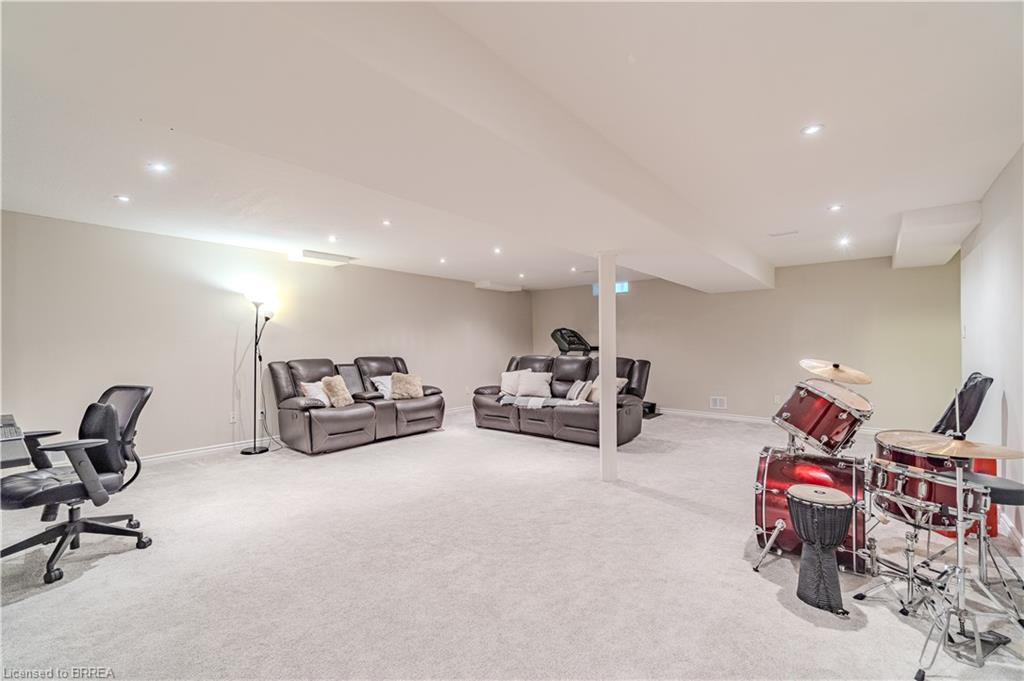 11 Irongate Drive, Paris, ON - Indoor