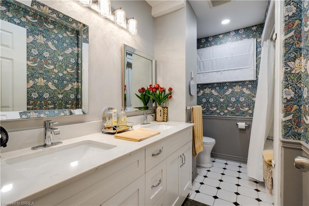 4 Adelaide Avenue, Brantford, ON - Indoor Photo Showing Bathroom