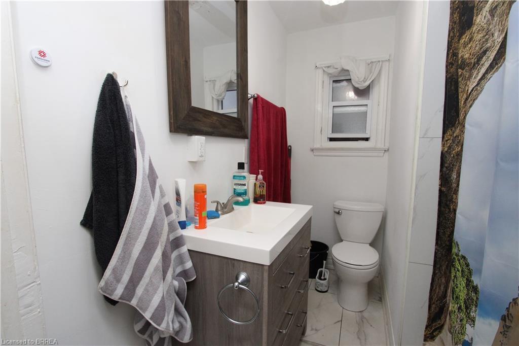 4-72 Kent Street N, Simcoe, ON - Indoor Photo Showing Bathroom