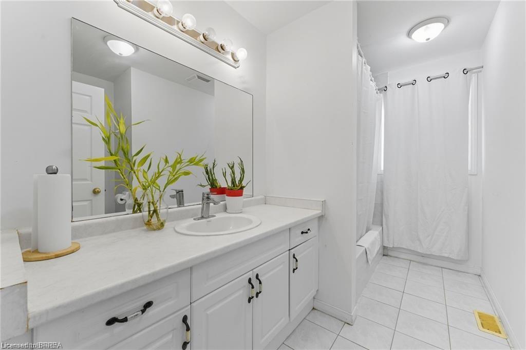 167 Forest Road, Brantford, ON - Indoor Photo Showing Bathroom
