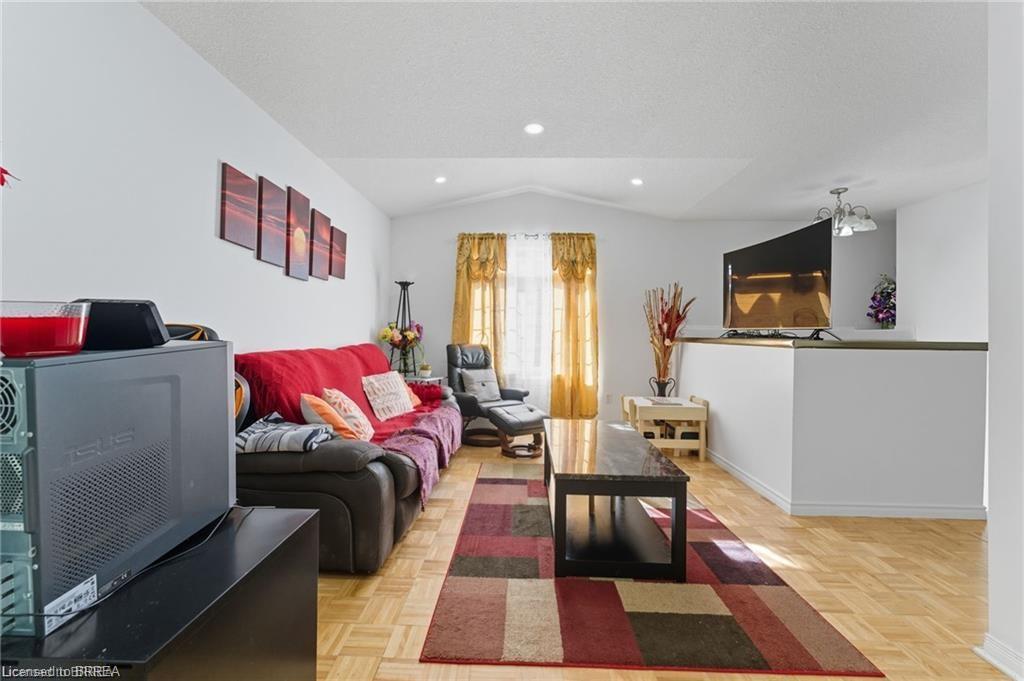 167 Forest Road, Brantford, ON - Indoor Photo Showing Living Room