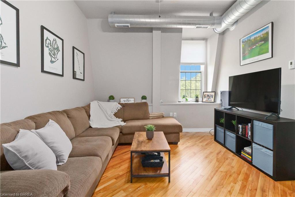 504-140 West River Street, Paris, ON - Indoor Photo Showing Living Room