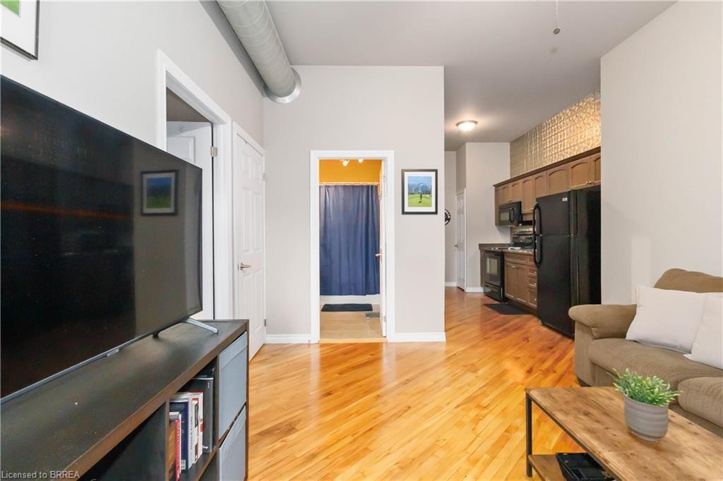 504-140 West River Street, Paris, ON - Indoor Photo Showing Living Room