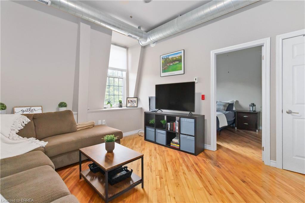 504-140 West River Street, Paris, ON - Indoor Photo Showing Living Room