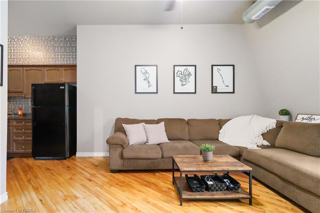 504-140 West River Street, Paris, ON - Indoor Photo Showing Living Room