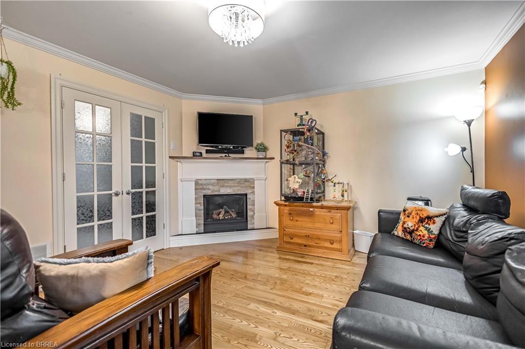 144 Glenwood Drive, Brantford, ON - Indoor Photo Showing Living Room With Fireplace