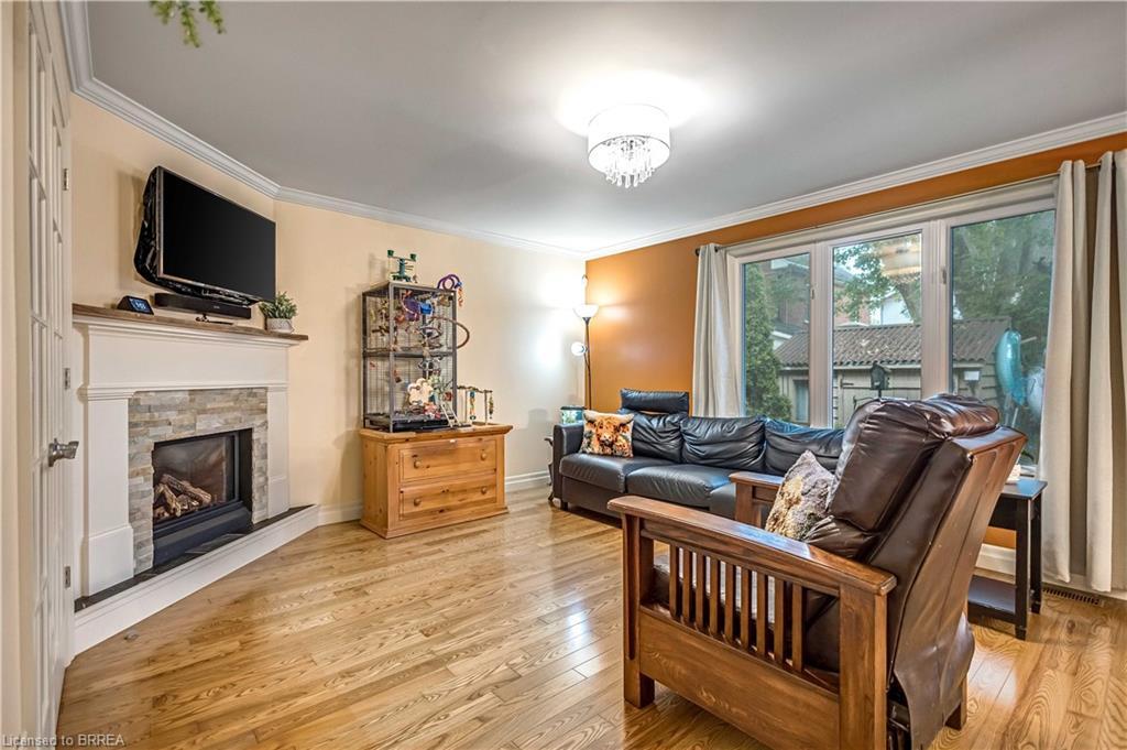 144 Glenwood Drive, Brantford, ON - Indoor Photo Showing Living Room With Fireplace