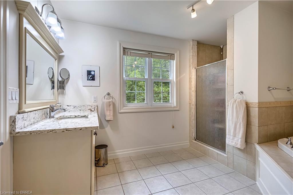 144 Glenwood Drive, Brantford, ON - Indoor Photo Showing Bathroom