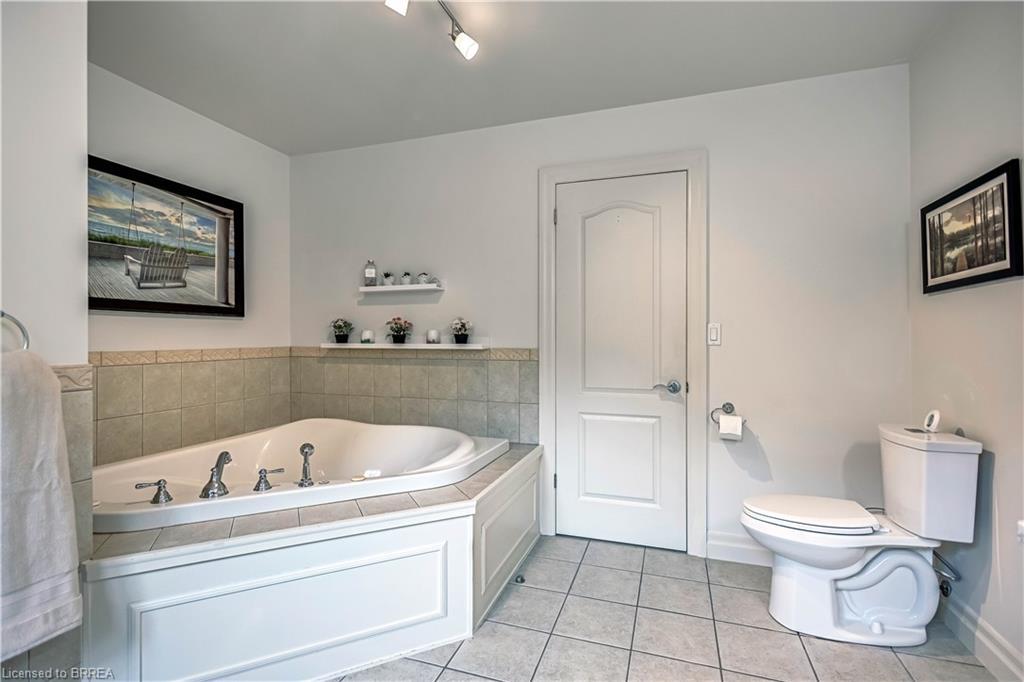 144 Glenwood Drive, Brantford, ON - Indoor Photo Showing Bathroom
