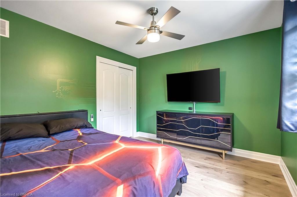 144 Glenwood Drive, Brantford, ON - Indoor Photo Showing Bedroom