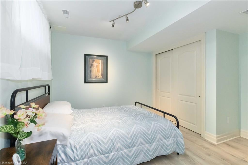 144 Glenwood Drive, Brantford, ON - Indoor Photo Showing Bedroom