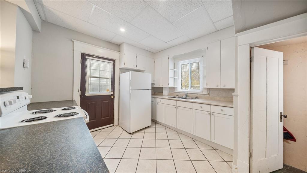 47 Grey Street, Brantford, ON - Indoor Photo Showing Kitchen