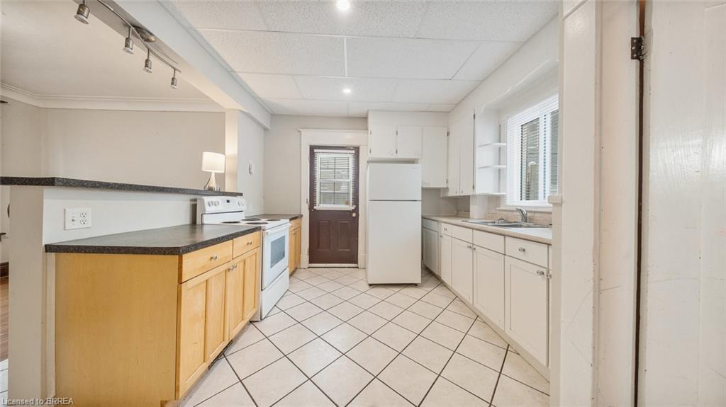 47 Grey Street, Brantford, ON - Indoor Photo Showing Kitchen