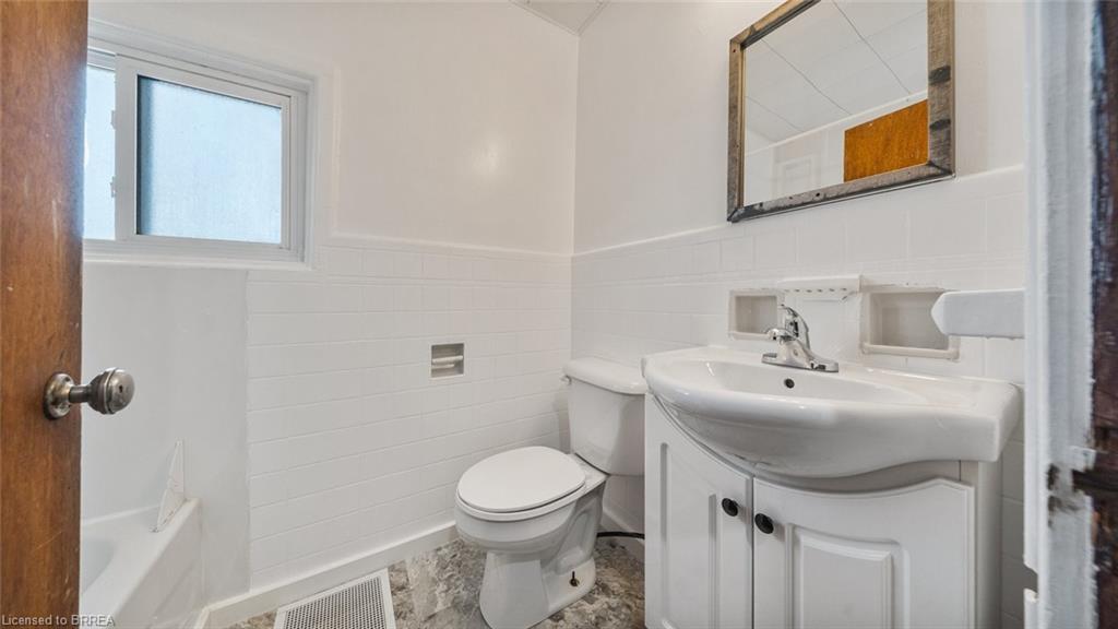 47 Grey Street, Brantford, ON - Indoor Photo Showing Bathroom