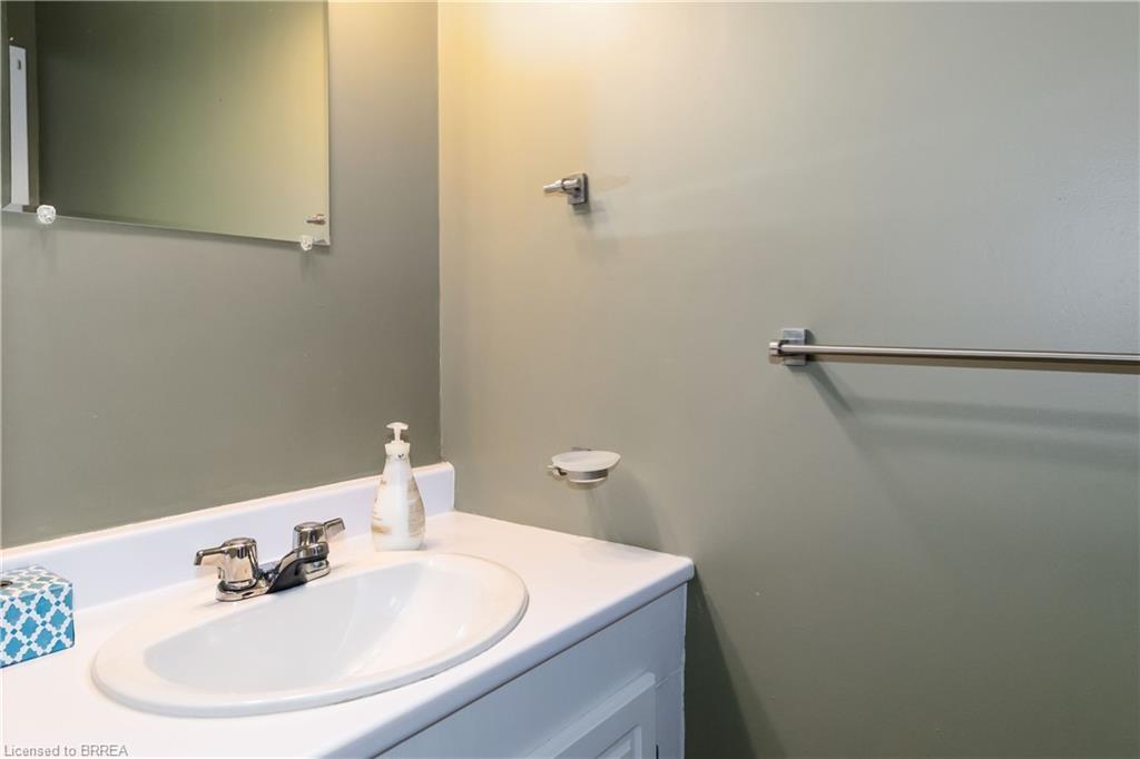 B-671 West Street, Brantford, ON - Indoor Photo Showing Bathroom