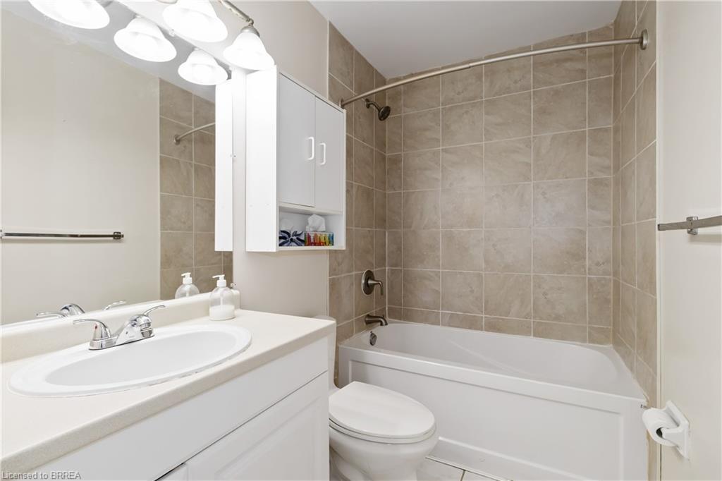 B-671 West Street, Brantford, ON - Indoor Photo Showing Bathroom