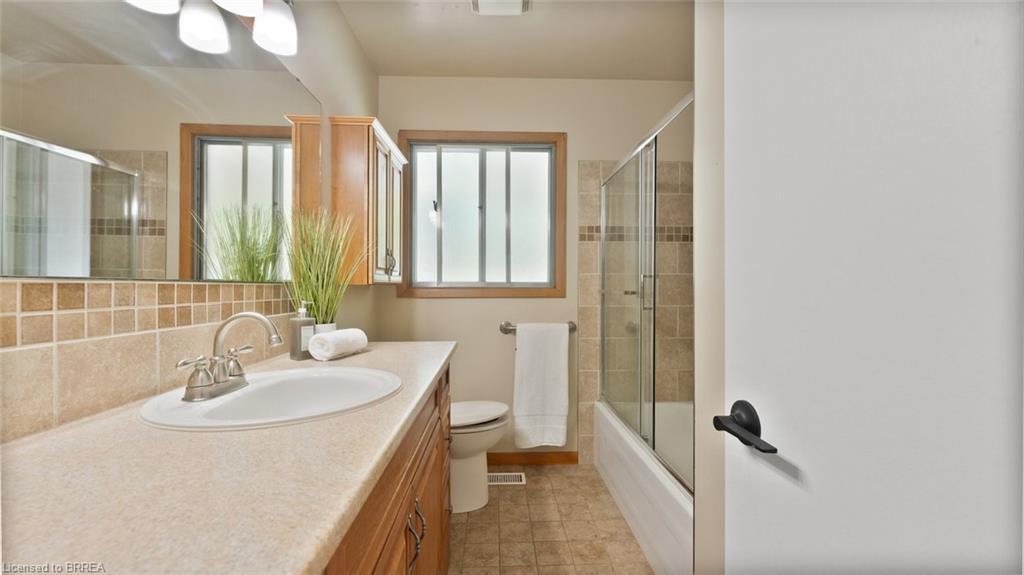 75 Pusey Boulevard, Brantford, ON - Indoor Photo Showing Bathroom