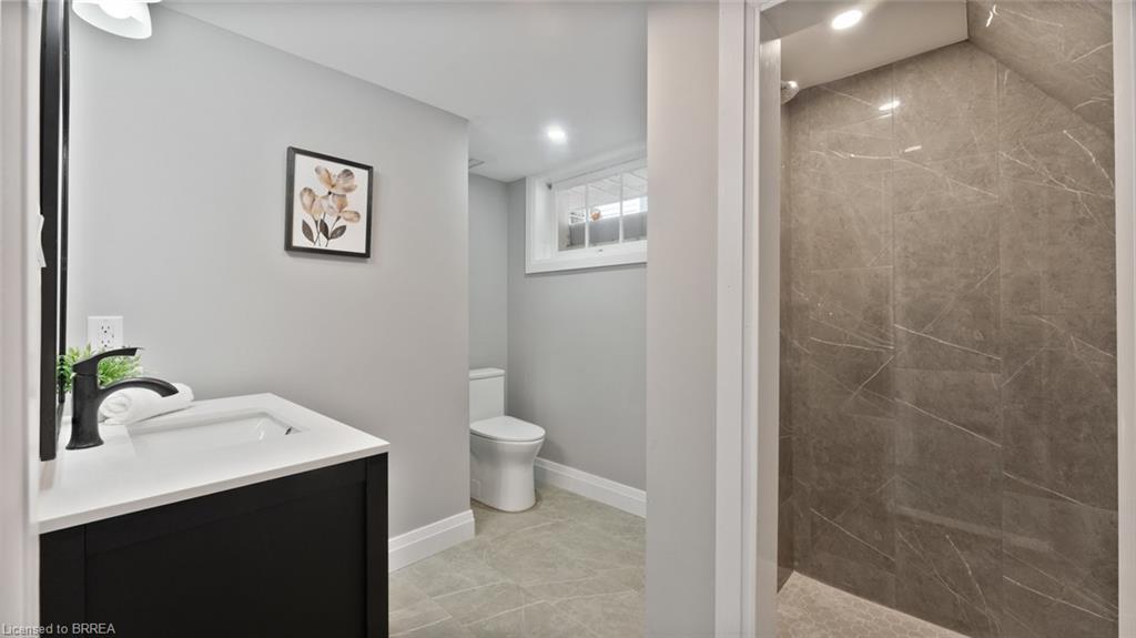 75 Pusey Boulevard, Brantford, ON - Indoor Photo Showing Bathroom