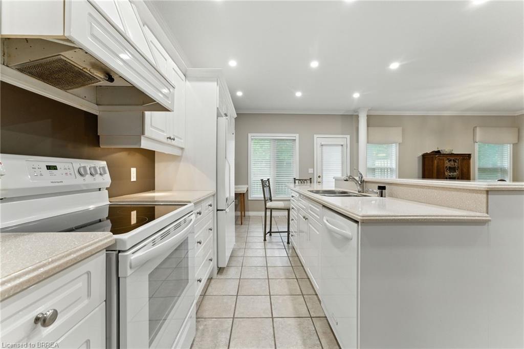 16-24 Hardy Road, Brantford, ON - Indoor Photo Showing Kitchen