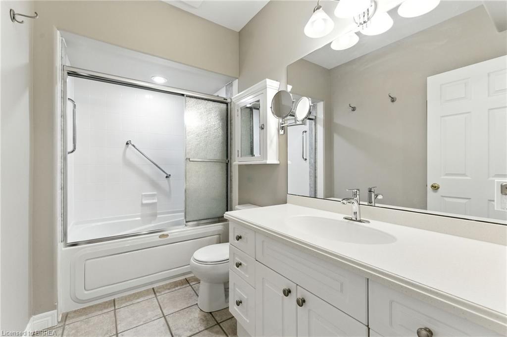 16-24 Hardy Road, Brantford, ON - Indoor Photo Showing Bathroom