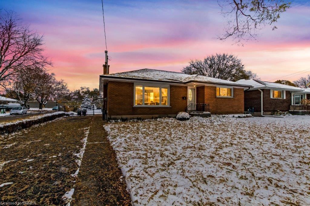 8 Waddington Street, Brantford, ON - Outdoor