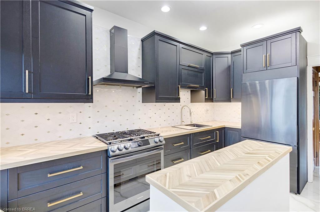 134 Sherman Avenue S, Hamilton, ON - Indoor Photo Showing Kitchen With Upgraded Kitchen