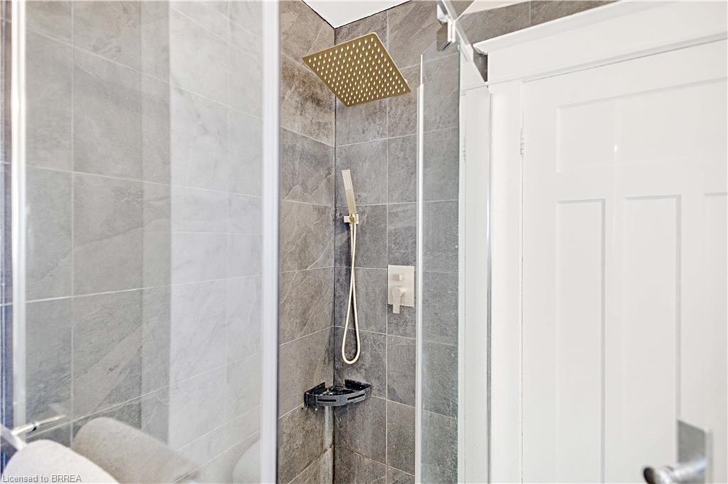 134 Sherman Avenue S, Hamilton, ON - Indoor Photo Showing Bathroom