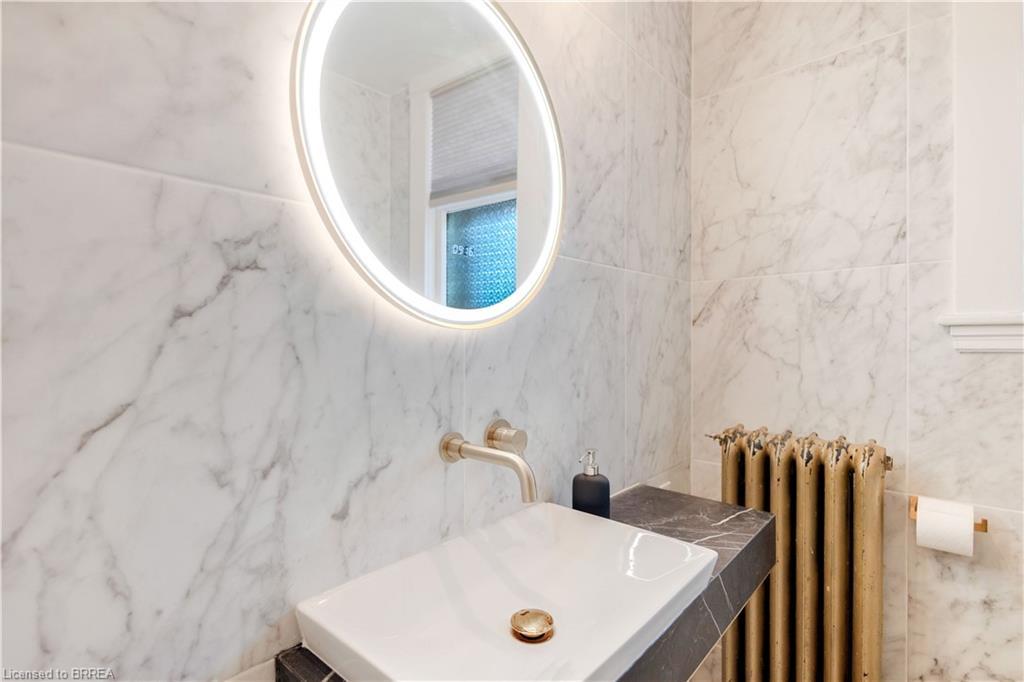 134 Sherman Avenue S, Hamilton, ON - Indoor Photo Showing Bathroom