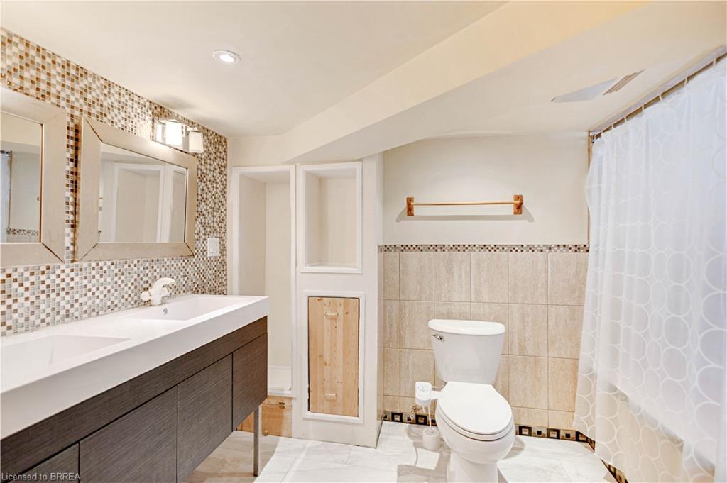 134 Sherman Avenue S, Hamilton, ON - Indoor Photo Showing Bathroom