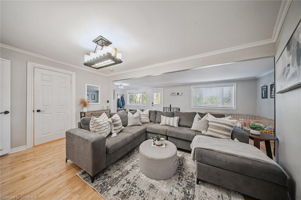 84 Jennings Road, Brantford, ON - Indoor Photo Showing Living Room