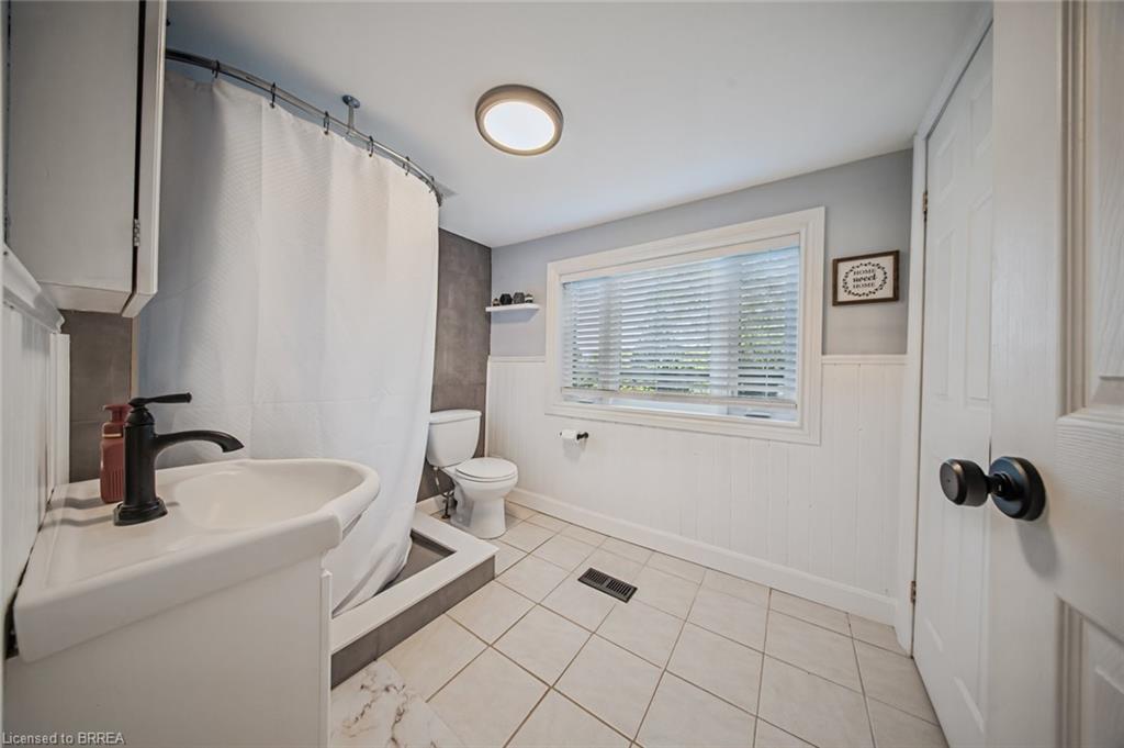84 Jennings Road, Brantford, ON - Indoor Photo Showing Bathroom