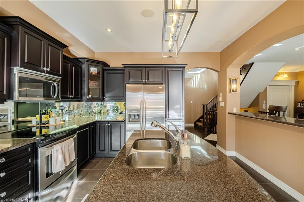 49-655 Park Road N, Brantford, ON - Indoor Photo Showing Kitchen With Double Sink With Upgraded Kitchen