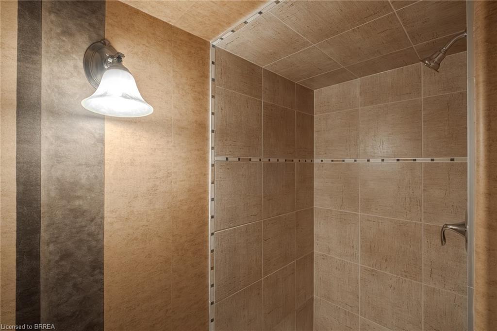 49-655 Park Road N, Brantford, ON - Indoor Photo Showing Bathroom