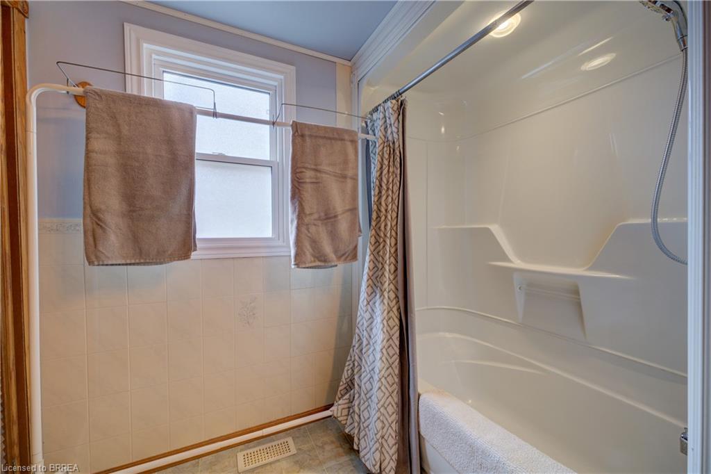 37 Frank Street, Brantford, ON - Indoor Photo Showing Bathroom