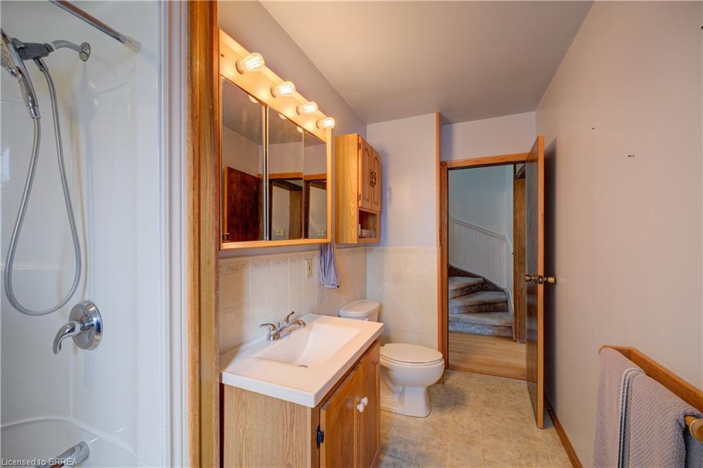 37 Frank Street, Brantford, ON - Indoor Photo Showing Bathroom